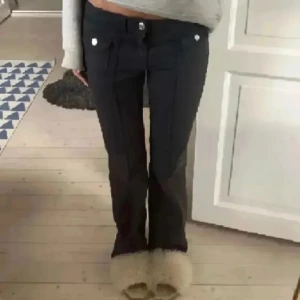 Hm jeans - Fina lågmidjade svarta HM jeans, ska vara i storlek 38 men är stora i storleken. Aldrig använda sen jag köpte de på Plick 💗💗 Lånade bilder 