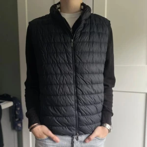 Massimo Dutti väst - Säljer nu min fina Massimo Dutti väst då den inte används längre. Jätte fint skick o inget att klaga på!