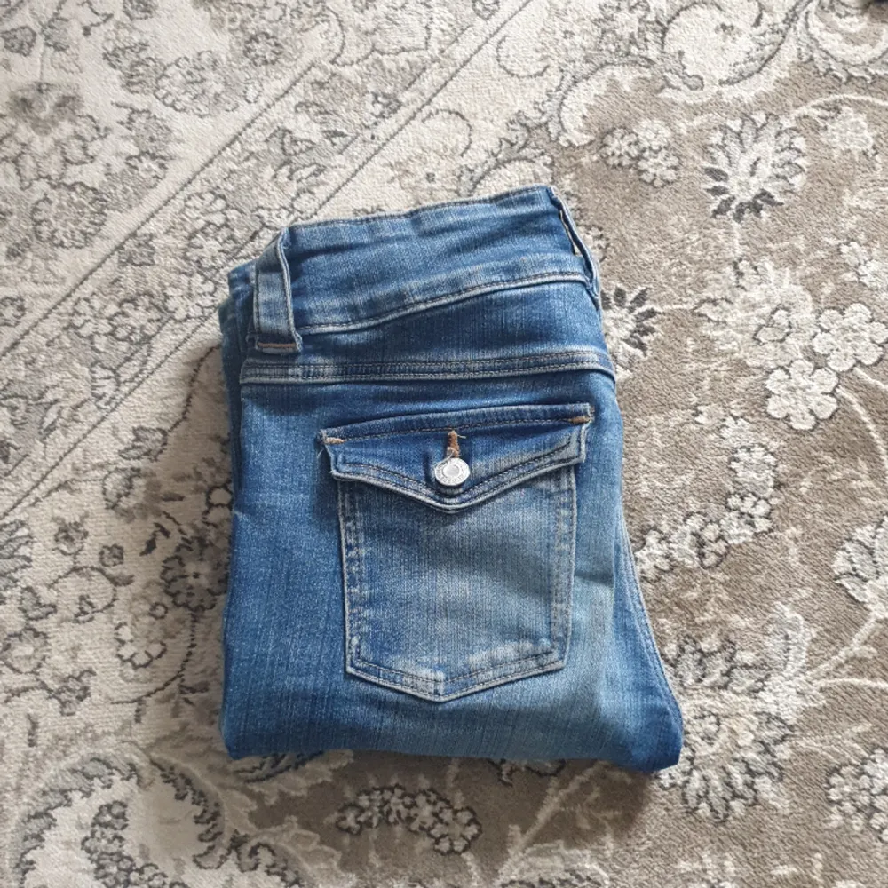 Jeans från H&M, använt många gånger men fortfarande fint skick med fickor på baksidan. Säljer för att dom är för korta jag är 161cm💘. Jeans & Byxor.
