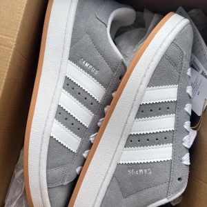Adidas campus 00 grey - Aldrig använda, behöver beställa en större storlek därav säljer jag 