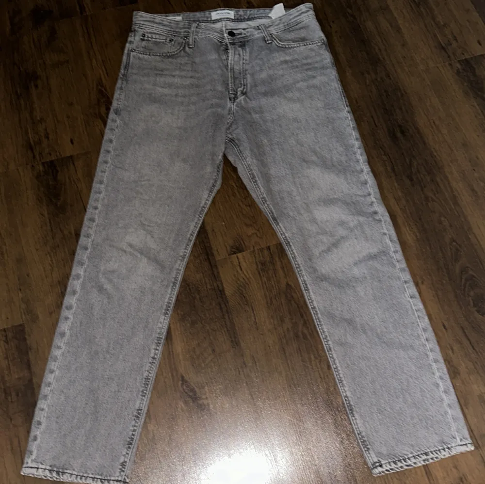 Jeans från Jack & Jones i storlek 32x32 Modell: Loose/Chris Knappast använda. Jeans & Byxor.