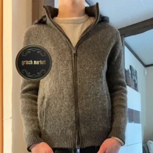 Massimo Dutti cardigan  - En riktigt fet Massimo Dutti Cardigan i exeptionellt skick, 10/10 | perfa nu till våren | size M men sitter mer som S | modellen är 170cm 55kg | nypris ca 2000kr, priset är inte hugget i sten! |