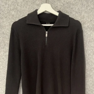 Massimo Dutti zip up - Stilren Massimo dutti half zip tröja, toppskick med (inga defekter). Färgen är mörk grön