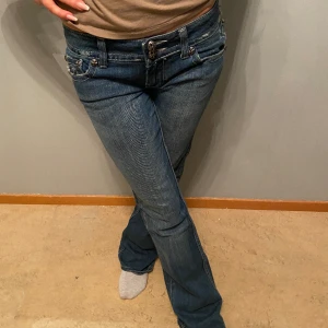 Miss me jeans  - storlek 26 på lappen  Modellen på bilden är 165cm och 78cm i innerbenslängden 
