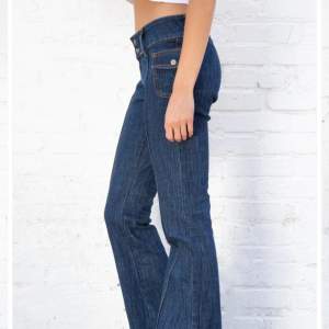 Säljer dessa snygga jeans från Brandy Melville. Utsvängda med coola fickor