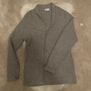 Cardigan från Davida Cashmere - Storlek Medium men har passform Large. Nära till oanvänd. En riktigt snygg och skön kashmircardigan. Nypris 3599.