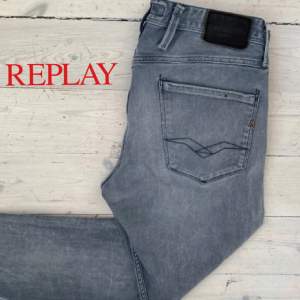 Ett par snygga gråa replay jeans i den populära modellen anbass (slim fit) Helt nya skick 10/10!🤩👖 Storlek W32 L32, kontakta för fler bilder eller funderingar 🙌🍾