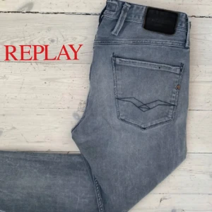 Replay Anbass - Ett par snygga gråa replay jeans i den populära modellen anbass (slim fit) Helt nya skick 10/10!🤩👖 Storlek W32 L32, kontakta för fler bilder eller funderingar 🙌🍾