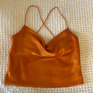 Orange sidentopp  - Jättefin orange sidentopp med axelband  från Monki 🍊🔥