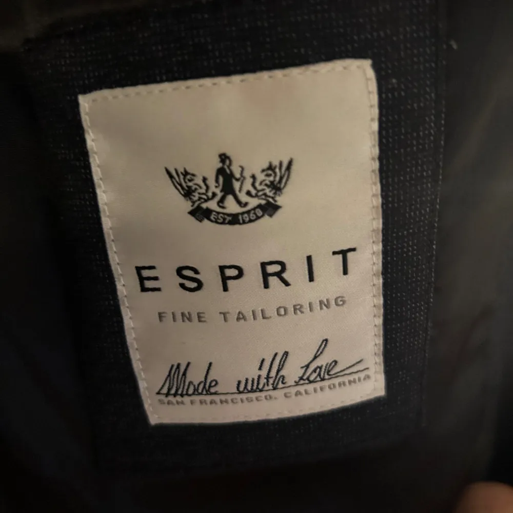 Mörkgrå kostym från Esprit i mjukt, något stretchigt tyg. Superskön och endast använd ett par gånger. Storlek 48 i både byxor och kavaj. . Kostymer.