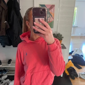 Ralph Lauren hoodie - Säljer denna as fina hoodie som är så himla fin på sommaren! Hoodien är i storlek S. Jag har tagit bort snöret på hoodien men skickar med de om du skulle vilja ha med de, de är ett vitt snöre. Säljer denna för 250kr💕