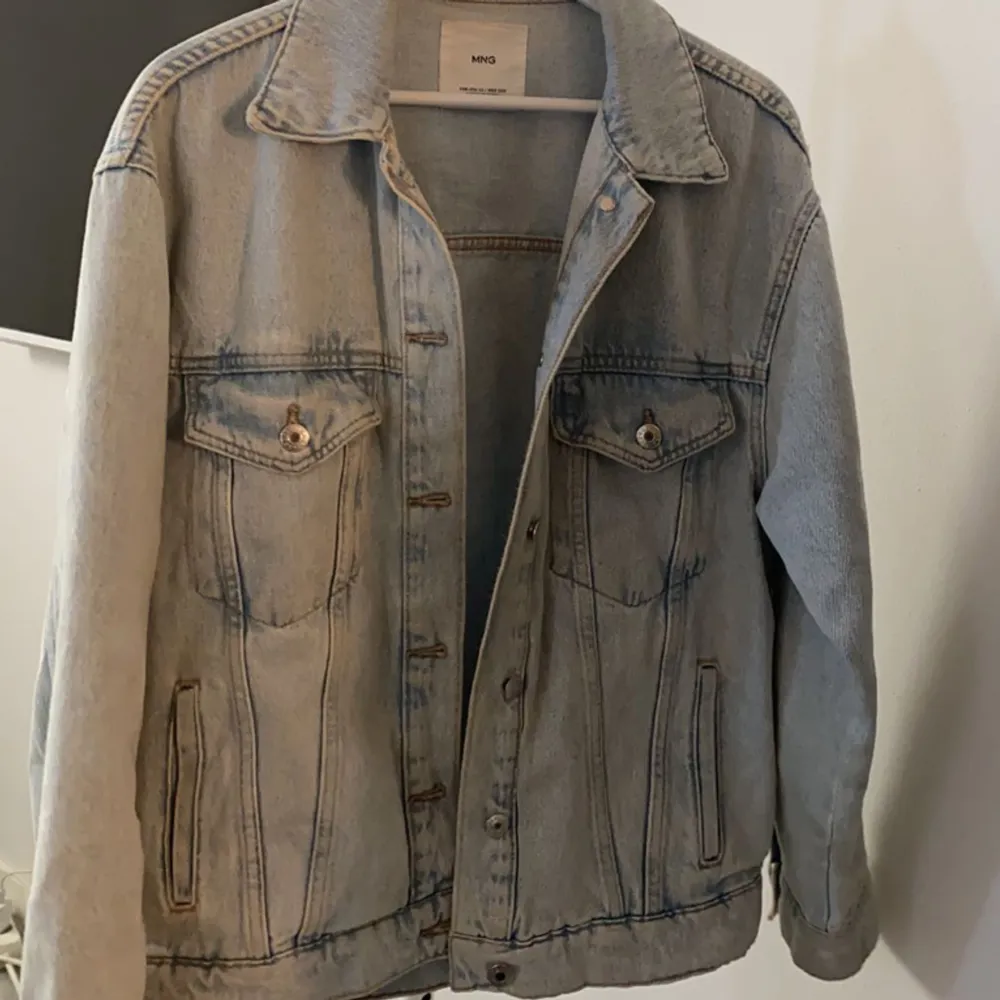 Jättefin jeans jacka perfekt nu till våren Jätte bra skick och köptes på mango för ett år sen.  Köptes för 650 säljer för 250. Jackor.