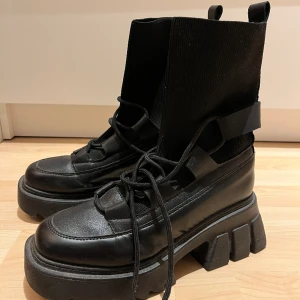 Chunky platform ankle boots - Köpte den från Vietnam för 3 år sen men inte min stil längre. I storlek 38-39