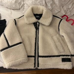 Jacka - Jätte fin vår/höst jacka från zara helt slutsåld. Köp för 1200  och den är använd en gång. Skicket är som helt nytt och har inga defekter säljer då den inre kommer till användning för mig.