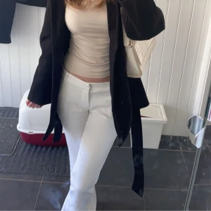 Kostymbyxor  - Vita lågmidjade kostymbyxor från BIKBOK (Vilma) i storlek 34/xs