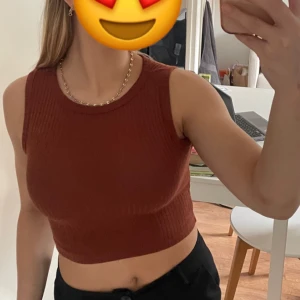 Topp ifrån shein - Säljer min bruna topp ifrån Shein. Croppad topp i storlek XS!🌟