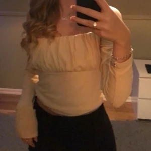 Långärmad topp - Topp som man kan ha vanligt eller of shoulder från Bubbleroom i storlek S