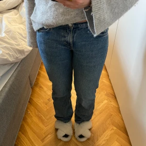 Blå jeans - Lågmidjade jeans från weekday i modellen arrow low i storleken 27/30. Kan tänka mig gå ner i pris vid snabb affär💕