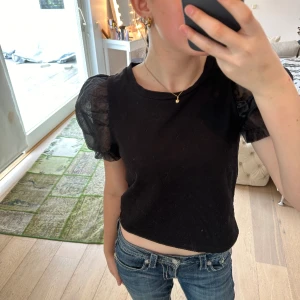 Svart tröja  - Säljer denna svart tröjan från KappAhl i storlek 158/164. Säljer för att den inte är min still längre, den är i fint skick och han bara använts ett få tal gånger. Kan köpas nu och skriv för mer info! 