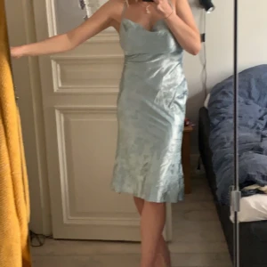 Blå festklänning  - Använde denna en gång för en bal men den passar tyvärr inte längre. Super fin och i bra kvalite<3