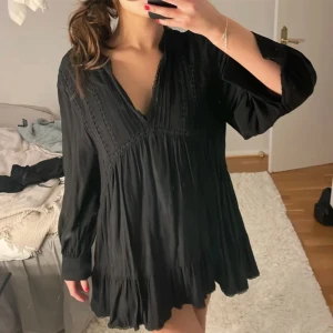 Zara klänning! - Denna fina zara klänning perfekt nu till sommaren!❤️ Storlek M passar mig som är i S 