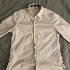 Burberry skjorta Size M  9/10 (Rosa) Vid frågor och funderingar är det bara höra av sig🙌