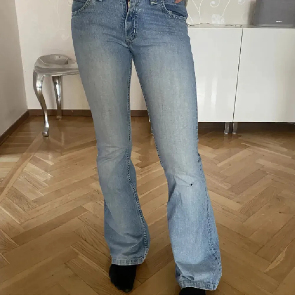 Så snygga jeans som är lågmidjade och bootcut, passar någon bra som är runt 165-170 och har 36 i jeans🥰❤️. Jeans & Byxor.