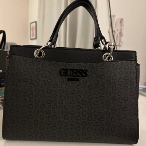 Guess väska - Helt ny utan prislapp. Säljer därav att den ej kommit till användning.