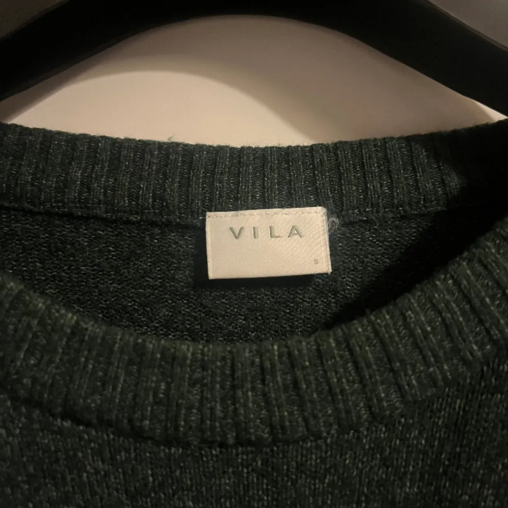 Säljer den här snygga stickade tröjan från Vila. . Stickat.