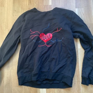 Bekväm sweatshirt - Väldigt bekväm sweatshirt som funkar till allt, knappt använt den så det är som ny. Kan diskutera pris vid snabb handling 