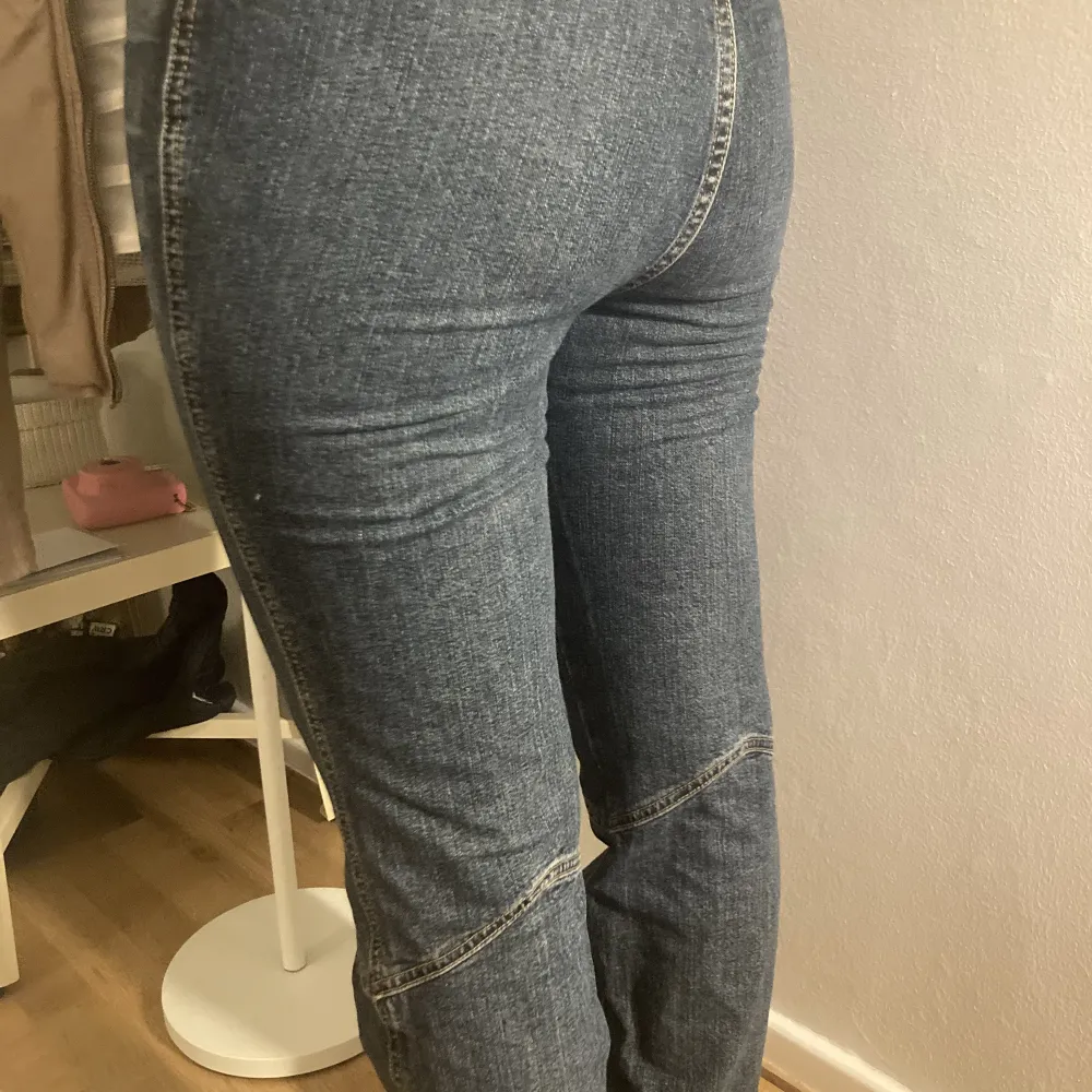 Så snygga jeans som jag säljer pga att dem är lite för små. Jag är 171cm lång och dem sitter till marken på mig typ.🌸 . Jeans & Byxor.