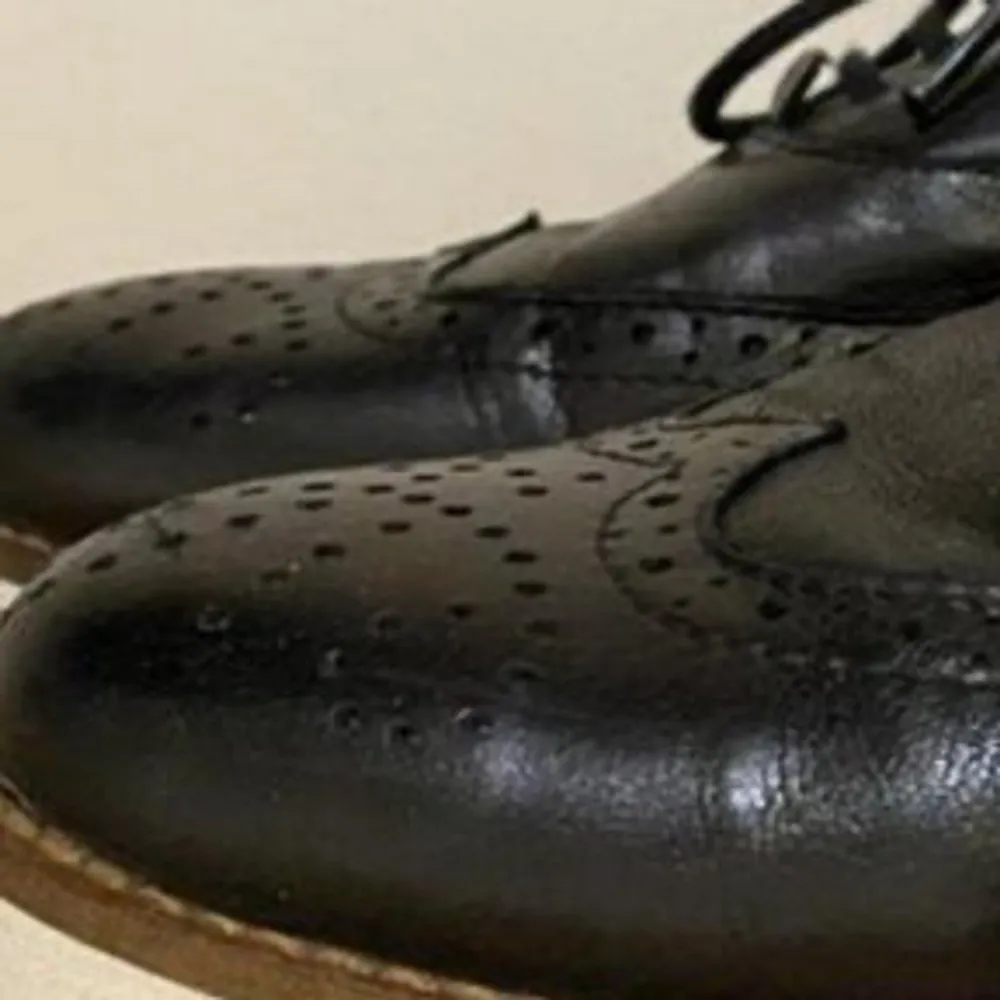Nyskick.  svarta bekväma skor i äkta skinn/läder storlek 39. Loafers-modell med en sneakers-liknande sula.  Endast använda inomhus på kontor.   Snörning. Mjuk sula.   Använda. Inget att anmärka på. Köpta för 1200 kr. Skor.