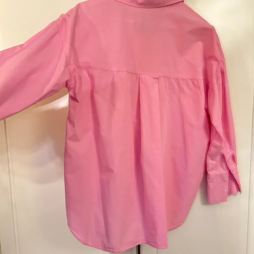 Storlek 34, rosa oversized i storleken. Funkar att ha både öppen och stängd. Säljer för 100 kr ❤️. Skjortor.