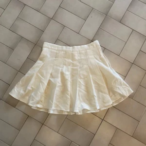 Kjol  - Extremt fin kjol! Kan användas till allt, passar till allt sommar, vinter osv. Den är lite nopprig men inget som syns! Storleken är Medium men passar även Small       DEAL : köp 2 saker ifrån min sida och få frakten gratis !!! 😍