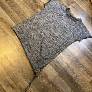 En klänning med spänne på - Man ha den med sig utomlands och spänne om den skulle vara för stor så går det att göra