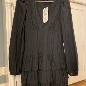 Super snygg svart klänning  - En perfekt sommarklänning från zara!! I storlek XS med lapparna kvar och endast testad! Säljer då jag inte kan skibka tillbaka den. Köpt för ca 400 kr och säljer för 150 men det går att diskutera💞💞