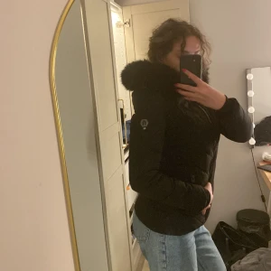 En svart vinterjacka  - Ska sälja min varma vinterjacka pga har köpt en ny jacka som jag använder mer än den. Den är xs men passar även i s storlek. Nypris: 879kr 
