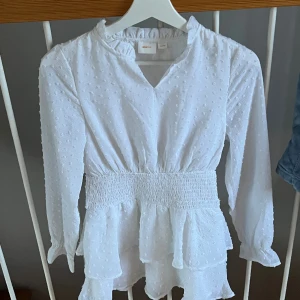 Vit klänning i nyskick!❣️❣️ - En jättefin vit klänning i nyskick då jag endast använt den 1 gång, den har inga defekter❣️❣️ tryck gärna på köp nu eller kontakta för bättre bilder och bilder på❣️❣️❣️❣️