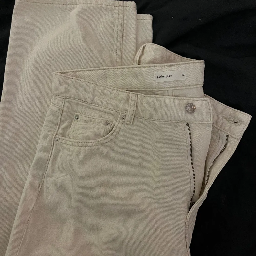 Raka cremevita jeans i storlek 42 (passar även 40 för en lite mer oversize look). . Jeans & Byxor.