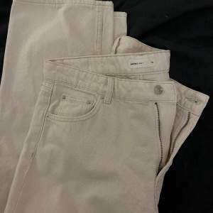 Raka cremevita jeans i storlek 42 (passar även 40 för en lite mer oversize look). 