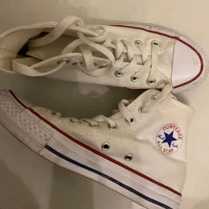 Vita Converse skor 🤍 - Super fina converse skor i bra skick! Använt endast vid ett fåtal gånger  och annars super bekväma och fina som passar till allt😻💓