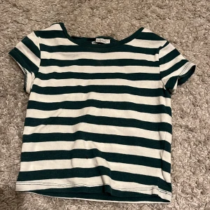 Crop top Zara  - Super fin o snygg crop top från zara. Bara andvänd fåtal gånger. Pris kan diskuteras. Hör gärna av er!