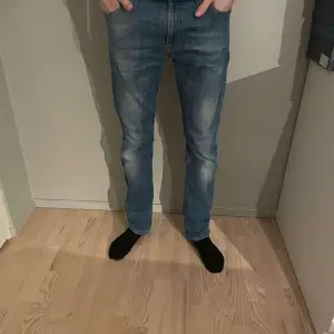 Ett par snygga blåa nudie jeans i storlek 31/32, men passar också i waist 29. Har en liten defekt (se bild 3) men är ändå 8/10 skick. Modellen är runt 180. Nypris på dom här är runt 1600 och vårt pris är 349 kr! Hör av dig vid minsta fråga!