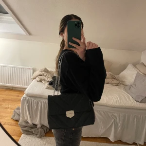 Svart axelremsväska  - Helt ny, kommer inte till användning. Mått 28x20x19 :)