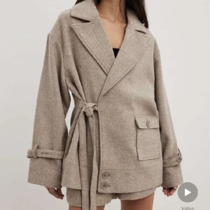 Kappa - Intressekoll på denna fina beiga jackan från Sannas kollektion med NA-KD. Strlk smal sitter precis som på bilden på mig. Använd fåtal gånger så skicket är som nytt utan defekter. Skriv gärna till mig vid frågor😊