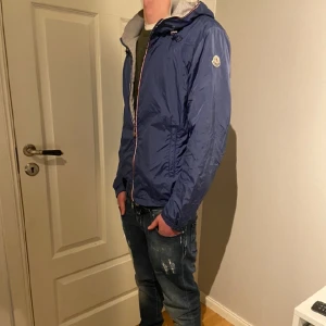 Moncler Windbreaker - Säljer en fet moncler jacka perfekt nu till våren, (äkta) storlek 4 vilket motsvarar M/L, skick: 8/10, skriv om ni har fler frågor eller funderingar🙌