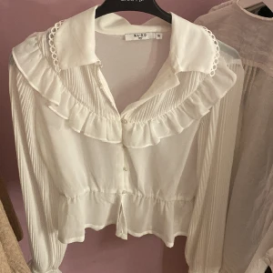 Vit blus  - Super söt vit blus från NAKD, passar till allt fest, middag men även vara till vardagen 💓