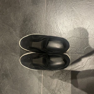 Arigatos - Säljer mina arigatos som är i bra skick, men toppen av skon har lossnat lite, men har limmat tillbaka den med superlim så den är som normal (se 3e bilden) Storlek 38. Skriv för fler bilder, pris kan diskuteras 