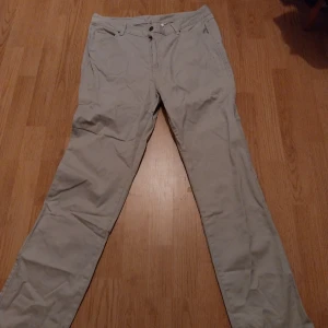 Byxor/Jeans  - Grå/Beige jeans  Storlek 44 Inte använda alls   Du står för fraktkostnaden 😀
