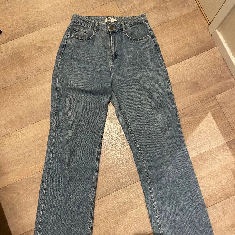 Sparsamt använda jeans som säljer pga för små. Jeans & Byxor.